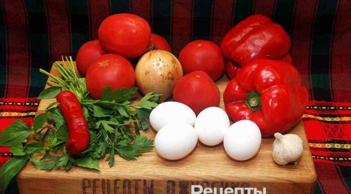 Шакшука-яєчня в соусі