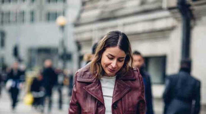 Модні жіночі плащі 2022 року з фото