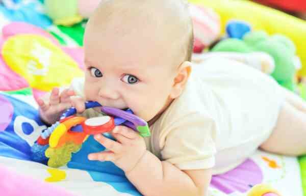 Коли і як ріжуться зуби у дітей: температура і інші нюанси