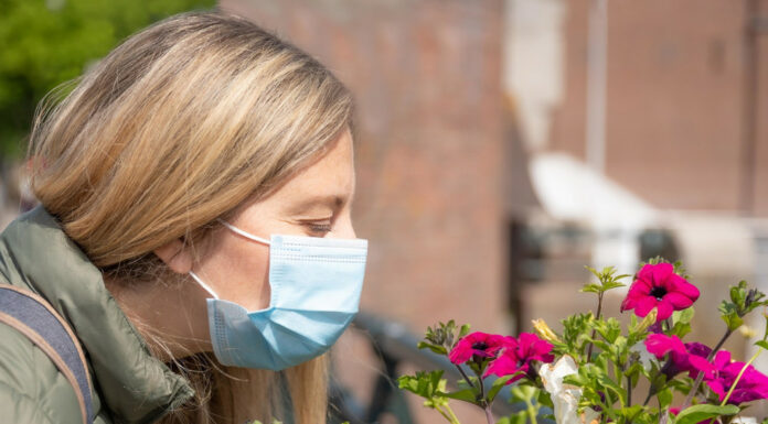 Фантомний запах тухлятини, мила і гару: які нюхові галюцинації мучать хворих коронавірусом