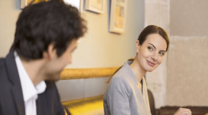 Як фліртувати з хлопцем, щоб привернути його увагу і не бути занадто нав’язливою