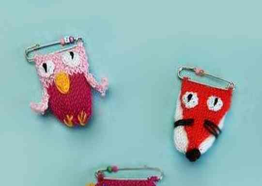 Забавні в’язані брошки спицями. Описи