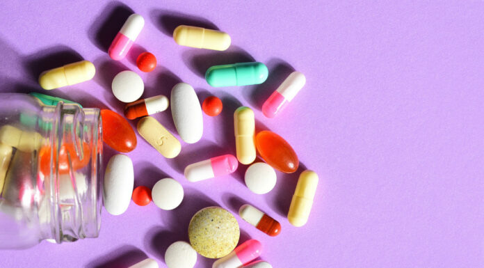 Косметичка для тих, кому за 25: як правильно зберігати ліки