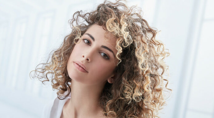 Кучерявий метод: як подружитися з примхливими локонами і домогтися ідеальної укладання