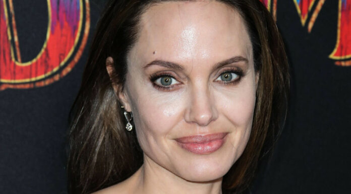 Елегантна і романтична: джолі вперше за 2 роки вийшла на червону доріжку