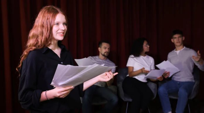 На заняттях з комедійного мистецтва учні вживають “великих заходів” для зміцнення психічного здоров’я