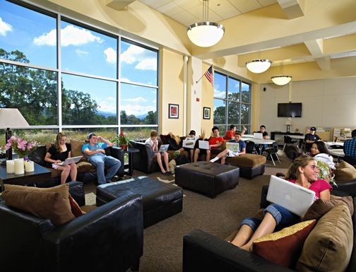 Маленька сільська середня школа в Центральній Каліфорнії продовжує кидати виклик стандартизованій освіті