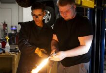 Вісконсинська програма одночасного навчання стикається з перешкодами через підвищені вимоги до викладачів