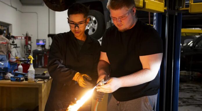 Вісконсинська програма одночасного навчання стикається з перешкодами через підвищені вимоги до викладачів