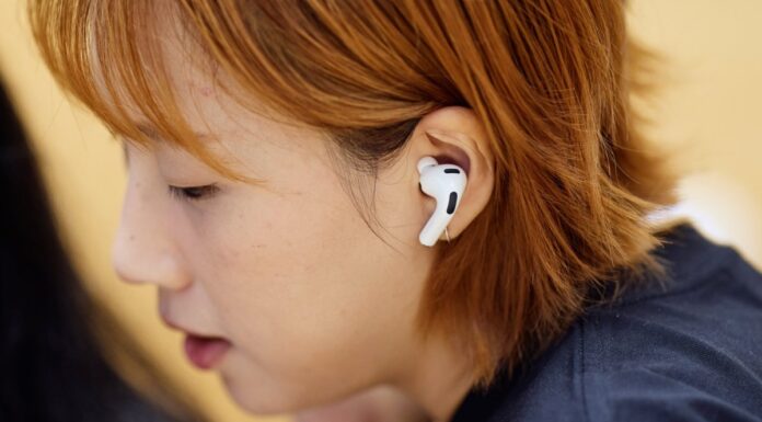 AirPods тепер функціонують як пульт дистанційного керування камерою iPhone з оновленням iOS 26