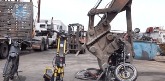 Polícia australiana esmaga bicicletas elétricas na repressão à imprudência de adolescentes