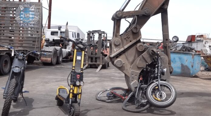 Австралійська поліція знищує електровелосипеди в боротьбі з підлітковою безвідповідальністю