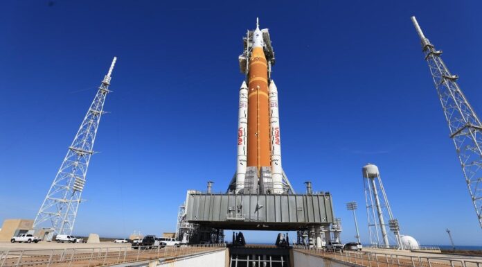 NASA Націлена на Запуск Artemis II до Місяця у Квітні, Визнаючи Неминучі Ризики