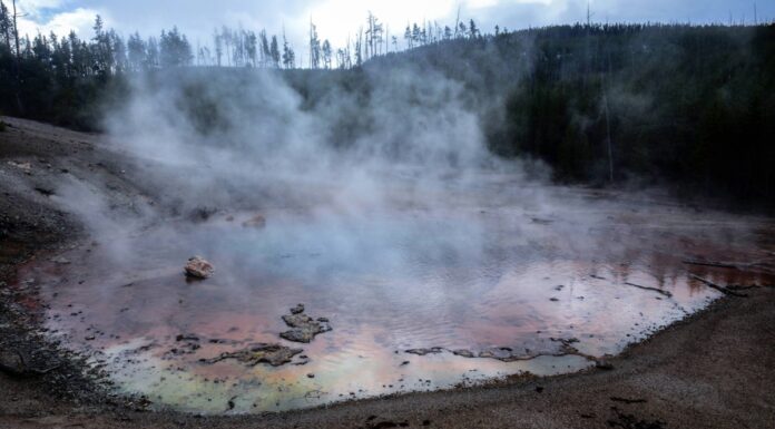 Пробудження Кислотного Гейзера Йєллоустона Після Шестирічного Мовчання