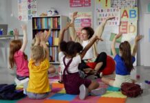 У Каліфорнії зафіксовано рекордний рівень охоплення дітей дошкільною освітою, проте проблеми залишаються