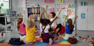 Kalifornie zaznamenává rekordní úroveň zápisu do předškolních zařízení, ale problémy přetrvávají