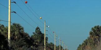 Помаранчеві сфери на дротах: авіаційні маркери рятують життя