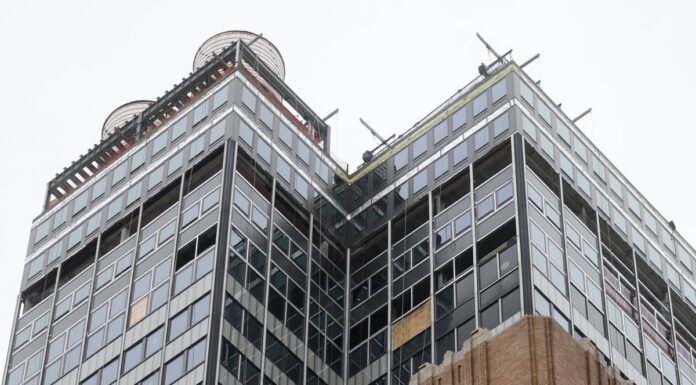 L’acciaio del grattacielo crolla a Manhattan